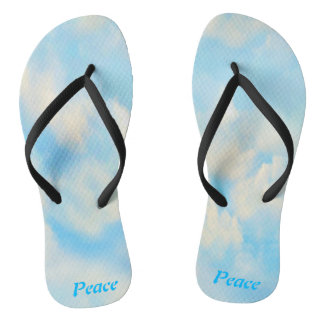 Weiße flauschige Wolken auf zartem Himmel flippen  Flip Flops