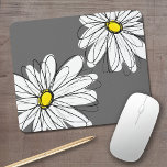 Weiße, florale Muster in gelbem Grau Mousepad<br><div class="desc">Ein lustiges Design für Frauen und Jugendliche.</div>