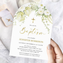 Weiße florale und goldene Kreuz-Christen-Taufbogen