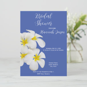 Weiße Frangipani-Blume, auf Blau, Brautparty Einladung
