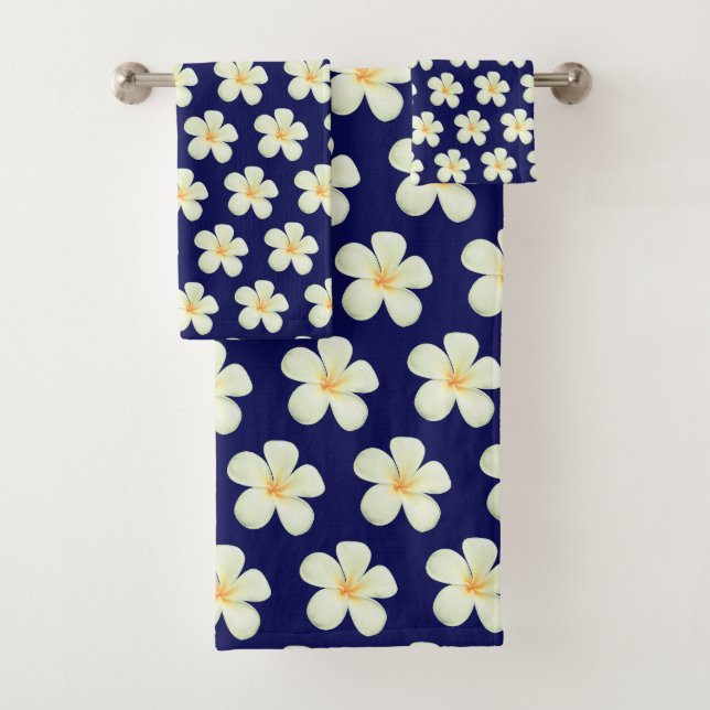 Weiße Frangipani Plumeria Blume auf Navy Blue Badhandtuch Set (Insitu)