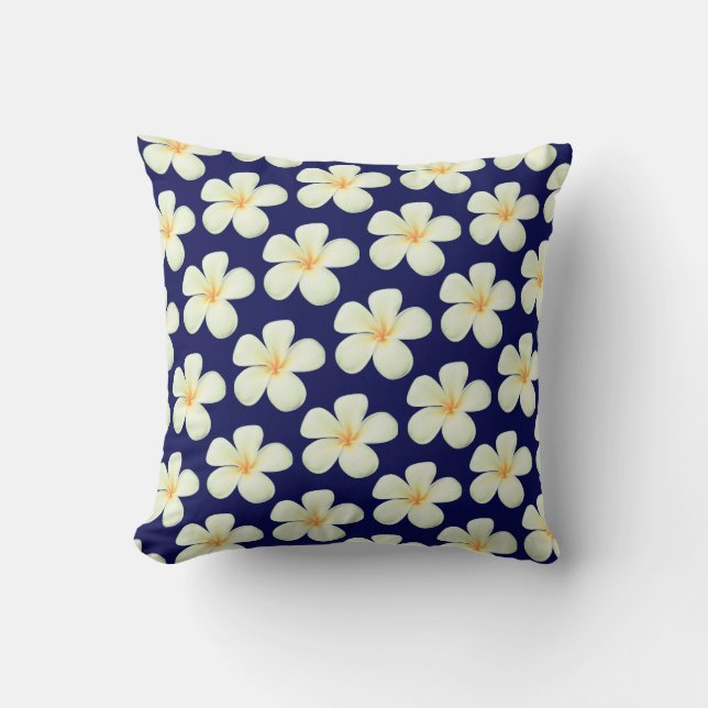 Weiße Frangipani Plumeria Blume auf Navy Blue Kissen (Vorderseite)