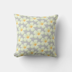 Weiße Frangipani-Plumerienblüten auf silbergrau Kissen