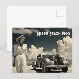 Weiße Frau geht am Strand von Miami Postkarte