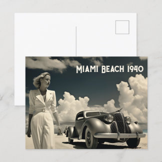 Weiße Frau geht am Strand von Miami Postkarte