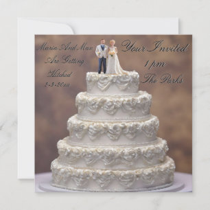 Weiße fünfstöckige Hochzeitstorte mit Brautpaar, Einladung