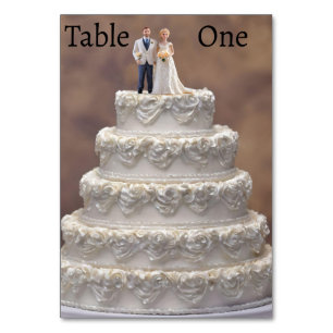 Weiße fünfstöckige Hochzeitstorte mit Brautpaar, Tischnummer