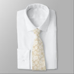 Weiße Gänseblümchen auf beige Blumenmuster Krawatte<br><div class="desc">Diese Krawatte hat einen reizend Blumenentwurf, weiße Gänseblümchen auf einem neutralen beige Hintergrund zu kennzeichnen. Vervollkommnen Sie für Hochzeiten, für Männer, die Liebe-Blumen und für Frauen die wie tragende Krawatten für eine Schärpe um ihre Taille anstelle eines Gurtes. Tragen Sie ihn in der Art! Entworfen durch weltberühmtes Künstler ©Tim Coffey....</div>