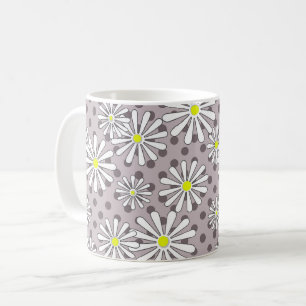 Weiße Gänseblümchen auf einem beigen braunen Tupfe Kaffeetasse
