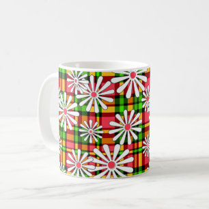 Weiße Gänseblümchen auf rotem grünem karierten Hin Kaffeetasse