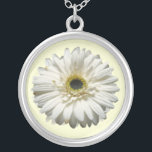 Weiße Gerbera-Gänseblümchen-Halskette Versilberte Kette<br><div class="desc">Eine Halskette,  die ein nahes hohes Bild eines Gerberagänseblümchens kennzeichnet.</div>