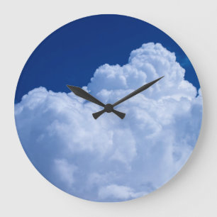 Weiße geschwollene Wolken und blauer Himmel Große Wanduhr