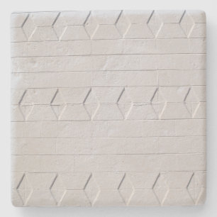 Weiße, gestrichene Mauer, quadratischer Untersetze Steinuntersetzer