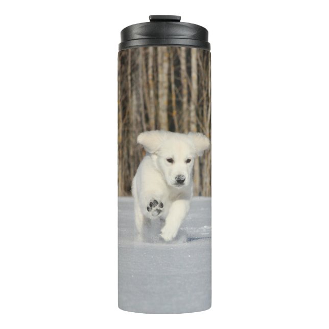 Weiße, goldene Retriever Welpe im Schnee Thermosbecher (Vorderseite)