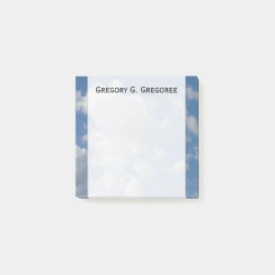 Weiße/graue Wolken und blauer Himmel + Post-it Klebezettel