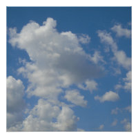 Weiße/graue Wolken und blauer Himmel