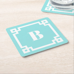 Weiße griechische Schlüsselrand-Monogramm auf aqua Rechteckiger Pappuntersetzer