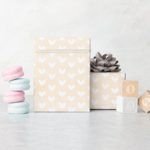 Weiße Herzen auf cremefarbenem Leinen Geschenkpapier
