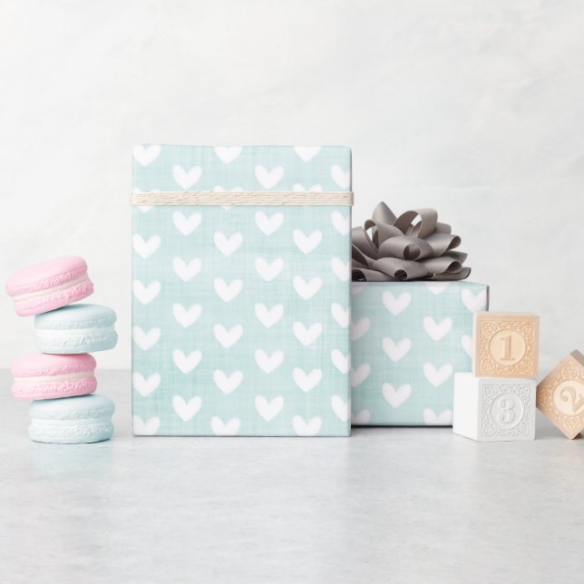 Weiße Herzen auf hellgrüne Leinen Geschenkpapier (Babyparty)