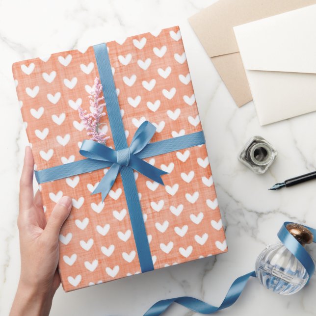 Weiße Herzen auf Mandarine Linen Geschenkpapier (Schenken)