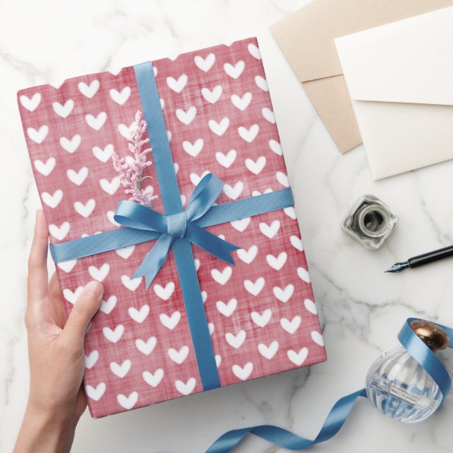 Weiße Herzen auf roten Linen Geschenkpapier (Schenken)
