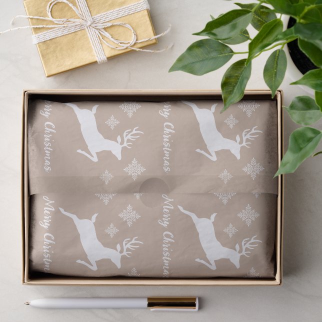 Weiße Hirschformen auf Beige mit Schneeflocken und Seidenpapier (Geschenk)