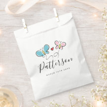 Weiße Hochzeitsfeier mit Schmetterlingen