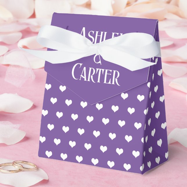 Weiße Hochzeitsherzen auf Lila Geschenkschachtel (Hochzeit)
