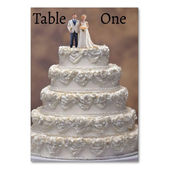 weiße Hochzeitskuchen mit Bridal-Paar, Tischnummer (Vorderseite)