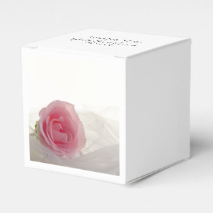 Weiße Hochzeitsrose in Rosa Geschenkschachtel