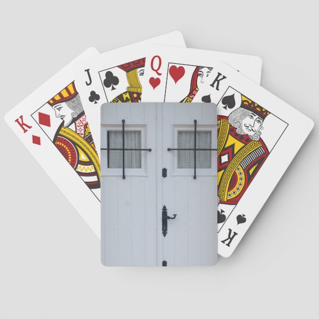 Weiße Holztür mit schwarzen schmiedeeisernen Bars Spielkarten (Rückseite)