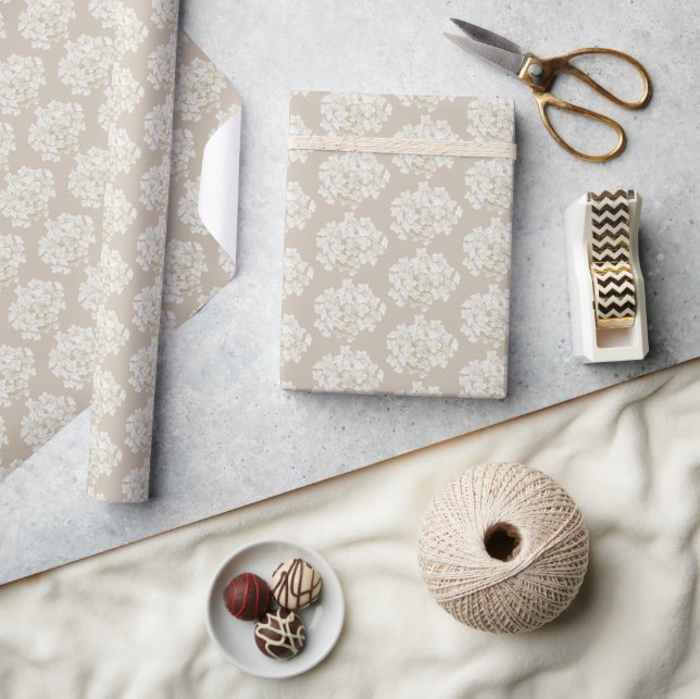 Weiße Hortensien auf sanftem Taupe Geschenkpapier (Kunsthandwerk)