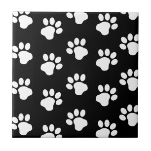 Weiße Hunde-Katzenpaw-Drucke auf Schwarz Fliese