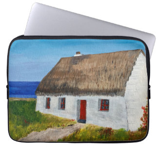 Weiße Hütte mit Blick aufs Meer Laptopschutzhülle