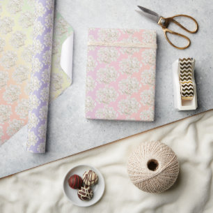 Weiße Hydrangea-Blüten auf Regenbogen Geschenkpapier