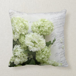 weiße Hydrangeas mit Skriptschreibenskissen Kissen
