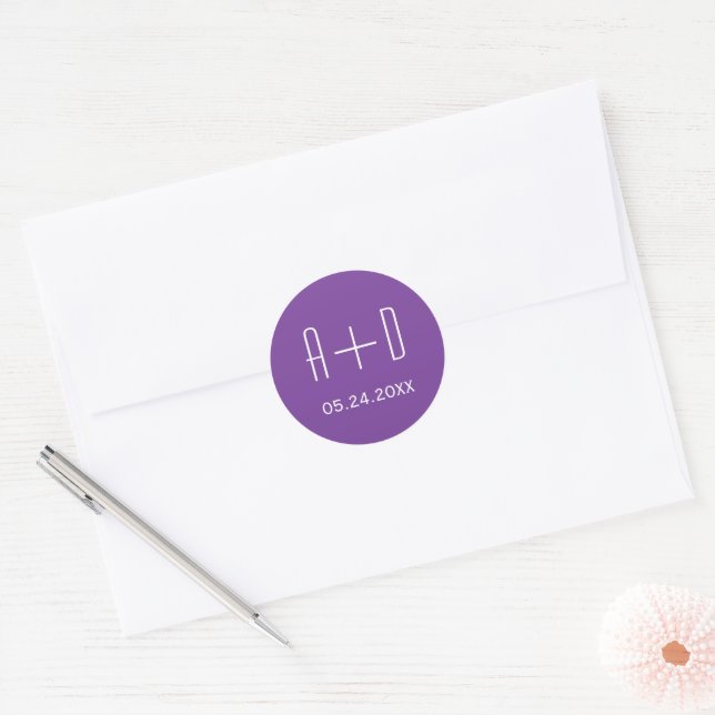 Weiße Initialen, schlichte lila Hochzeit Runder Aufkleber (Umschlag)
