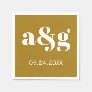 Weiße Initialen Typografie auf der goldbraunen Hoc Serviette