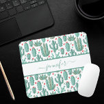 Weiße Kaktusmuster mit Monogramm Mousepad<br><div class="desc">Ein schick weißer Hintergrund mit einem skurrilen Muster aus gemalten Kakteen, Kakteen, Sukkulenten und roten und grünen Herzen. Für Jugendliche und Frauen. Personalisieren Sie Ihren Namen und fügen Sie ihn hinzu. Der Name ist mit einem großen, modernen, handgeschriebenen Stil geschrieben. Grüne Buchstaben. Um die Swashes behalten, löschen Sie nur den...</div>