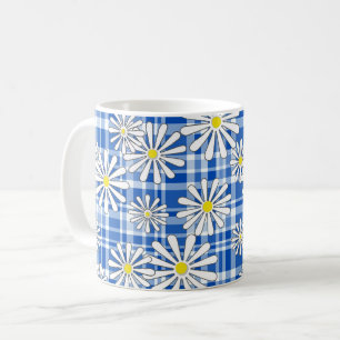 Weiße Kamillenblüten auf blau kariertem Hintergrun Kaffeetasse