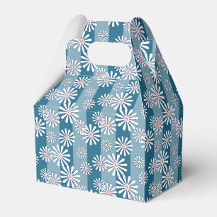 Weiße Kamillenblüten auf gestreiftem blauem Hinter Geschenkschachtel