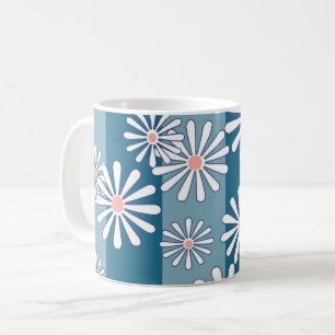 Weiße Kamillenblüten auf gestreiftem blauem Hinter Kaffeetasse