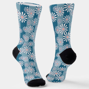 Weiße Kamillenblüten auf gestreiftem blauem Hinter Socken