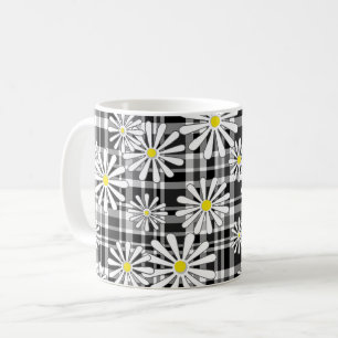 Weiße Kamillenblüten auf schwarzem weißen karierte Kaffeetasse