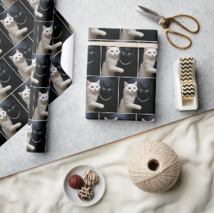 Weiße Katze, die eine schwarze Katze umarmt Geschenkpapier