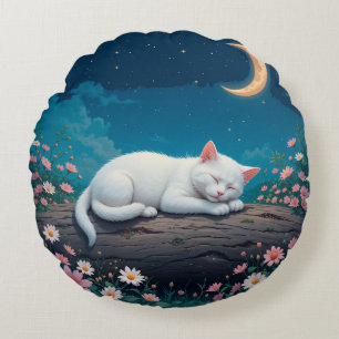Weiße Katze, die friedlich auf einem Baumstamm sch Rundes Kissen
