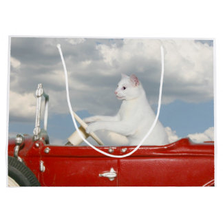 Weiße Katze fährt ein Auto Große Geschenktüte