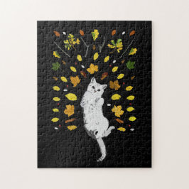 Weiße Katze mit Herbstlaub