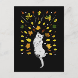 Weiße Katze mit Herbstlaub Postkarte
