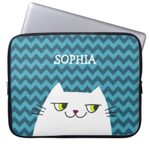Weiße Katze und blaues Zick-Zack-Monogramm Laptopschutzhülle